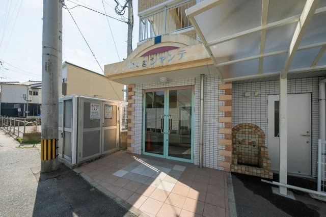 エントランスは可愛らしいデザインです。