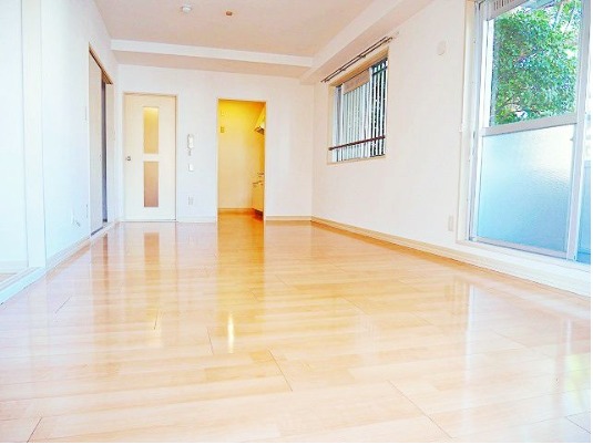 大きな窓がある開放的なリビング空間です