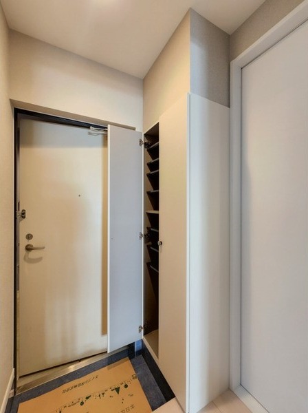 玄関収納完備。