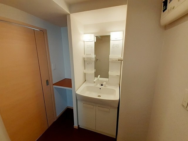 鏡の横にも収納スペースあります