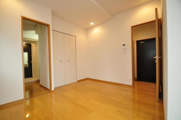 玄関に収納もございます。