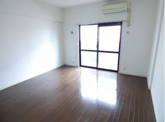 家具の配置に困らないリビングですね