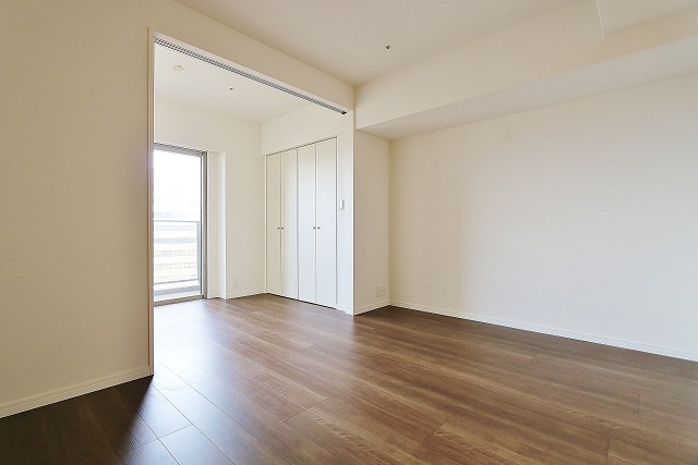 広々リビングでゆっくりお過ごしください