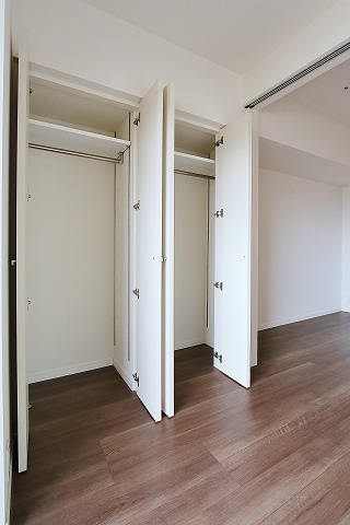 かさばりやすいお洋服もたっぷり収納可能です