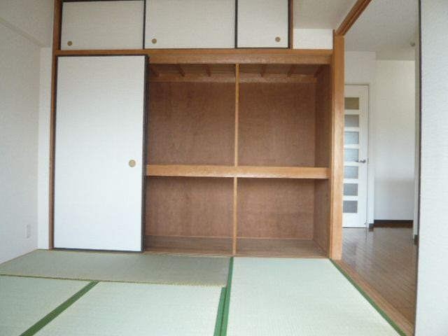 押入れは収納力抜群です。