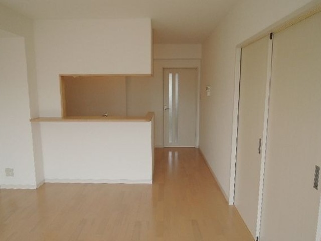 白を基調としたきれいなリビングですね