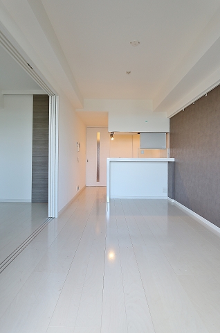 ホワイトフローリングのオシャレなお部屋です