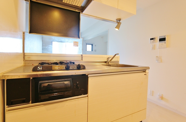 お部屋に入るとオシャレなカウンターキッチンがお出迎え