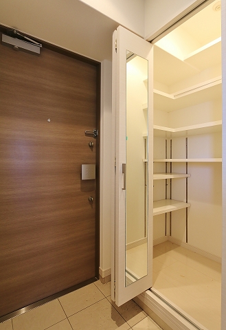 シューズインクローゼットで収納力あります