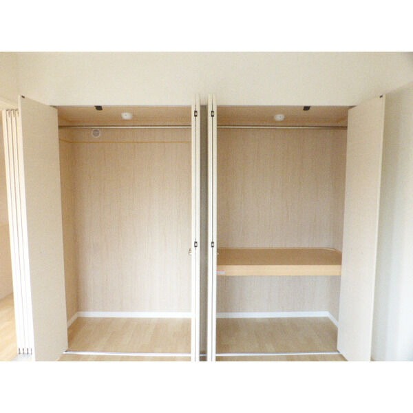 かさばりやすいお洋服もたっぷり収納出来ます