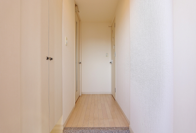 白基調の開放感のある玄関ですね