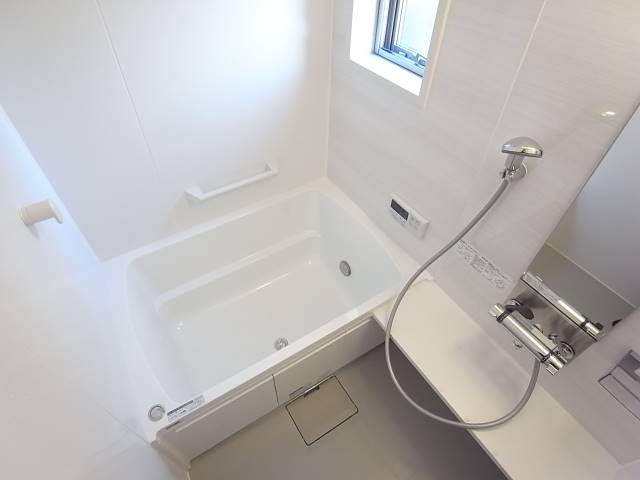 浴室に窓が付いてます