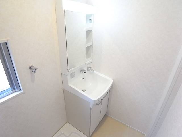 鏡の横にも収納スペースあります