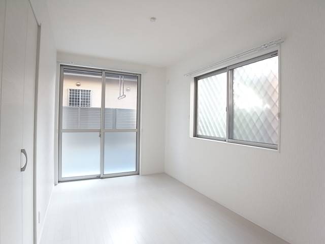 2面採光で太陽の光が入ってきます