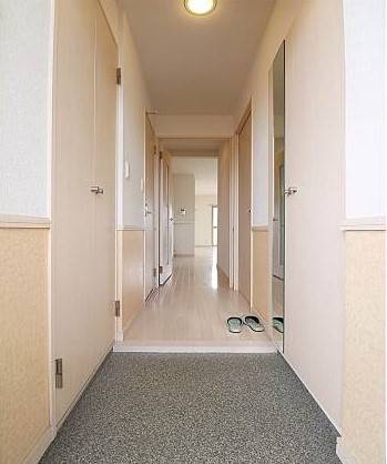 玄関から見るとこんな感じです。