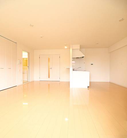 家具の配置に困らないリビングですね