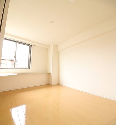 日中は電気いらずの洋室です