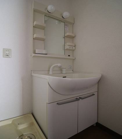 鏡の横にも収納スペースあります