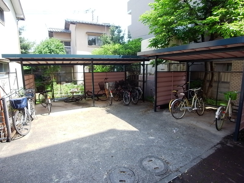 屋根付きの駐輪場です。