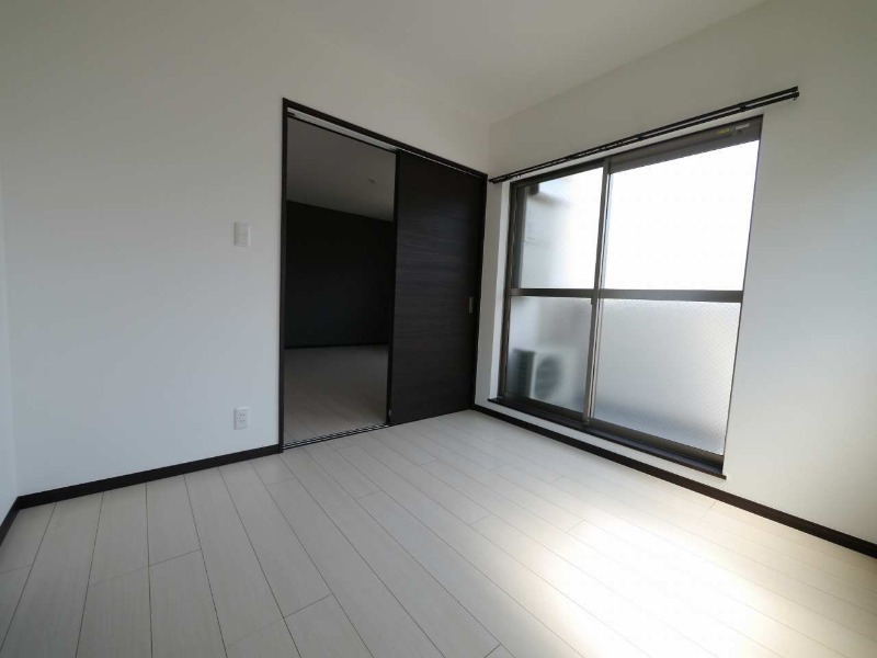 こちらは寝室にピッタリの洋室です