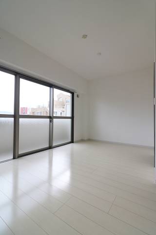 家具の配置に困らないリビングですね