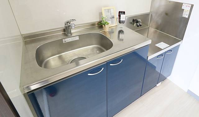 青の落ち着いたイメージのキッチンです。