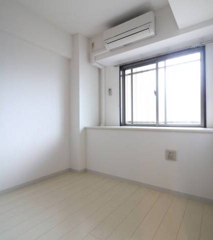 洋室にはエアコンありで快適