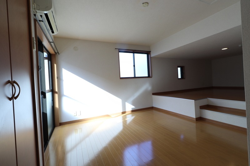 家具の配置に困らないリビングですね