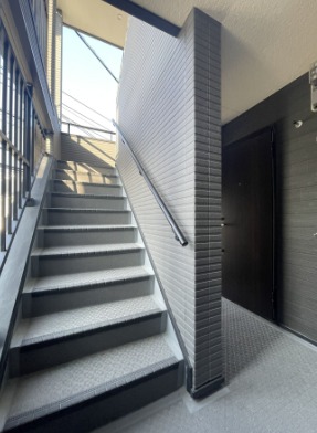 階段も広いので荷物が運びやすいです