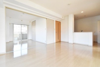 家具の配置に困らないリビングですね