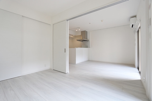 人気のホワイトフローリングでオシャレなお部屋にできます