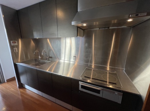 掃除のしやすいIHコンロのキッチンです