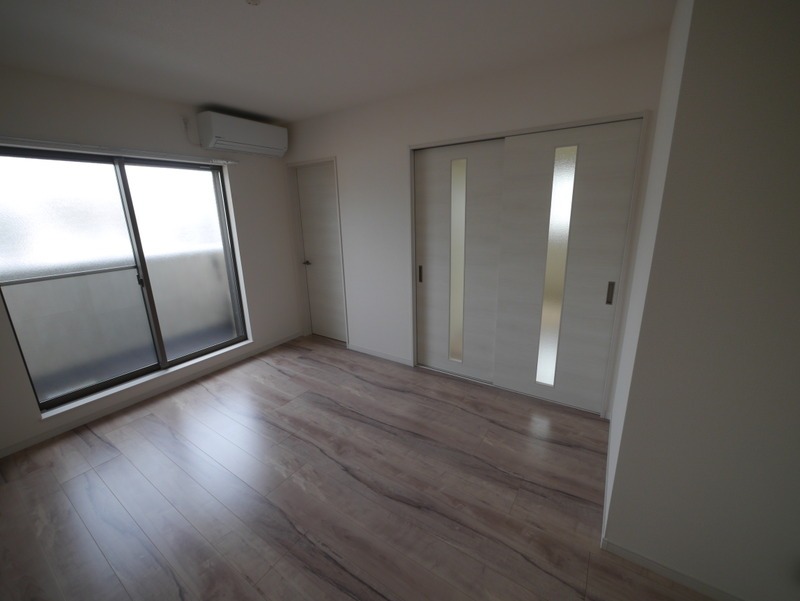 白を基調としたデザイン性ある室内です