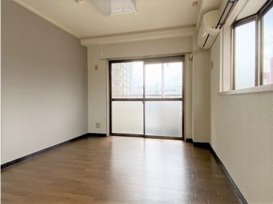 家具の配置に困らないリビングですね