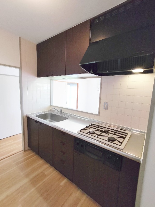 ３口コンロのシステムキッチンで料理もはかどります