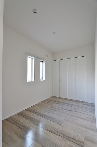 こちらは寝室にピッタリの洋室です