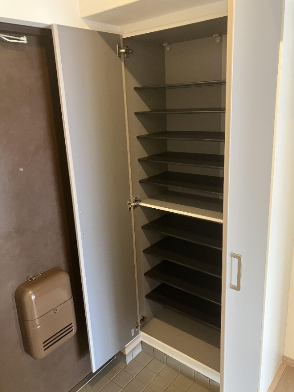 玄関収納完備。