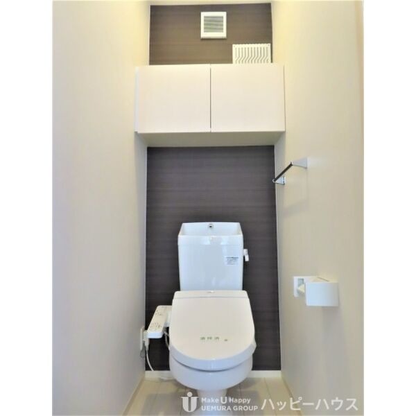 収納付きの使いやすいお手洗いです。