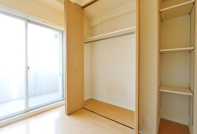 奥行きも広い収納で荷物の多い方も安心です