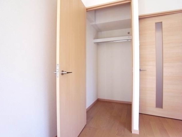 奥行のあるウォークインクローゼットです