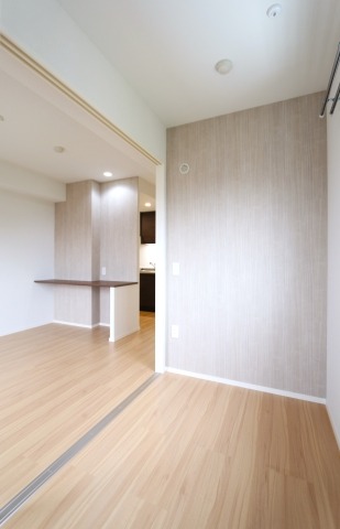 こちらは寝室にピッタリの洋室です