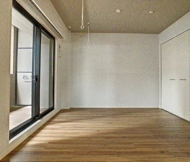 こちらは寝室にピッタリの洋室です