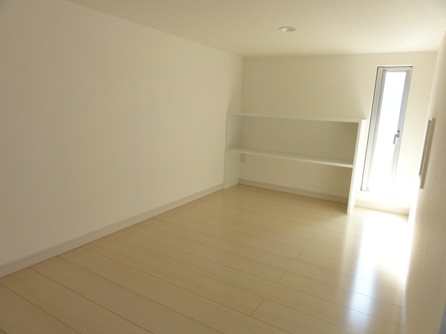 ロフトスペースにも窓があって明るいです