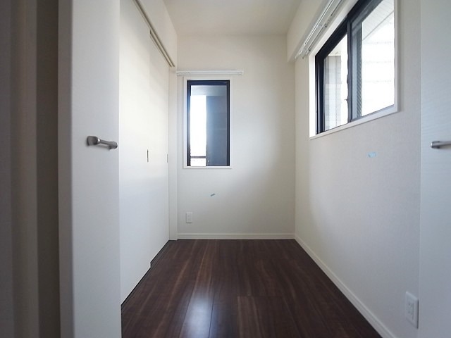 こちらは寝室にピッタリの洋室です