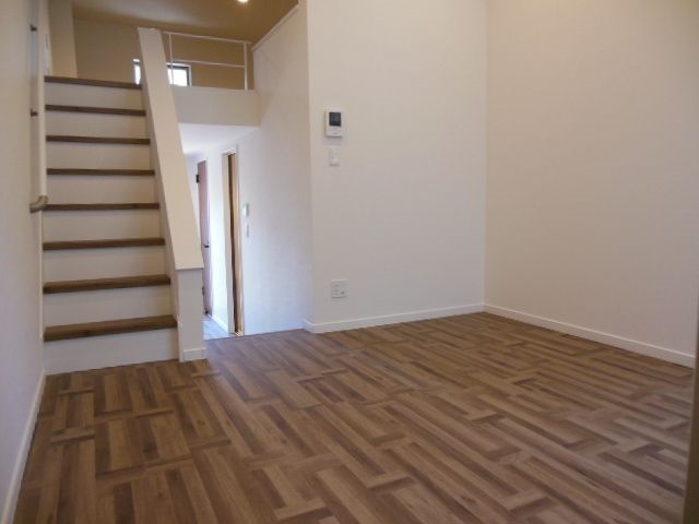 6帖の天井高のお部屋で開放感があります