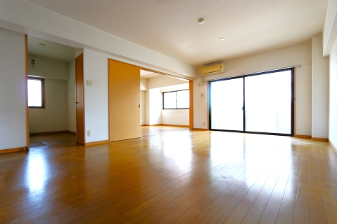 広々リビングでゆっくりお過ごしください