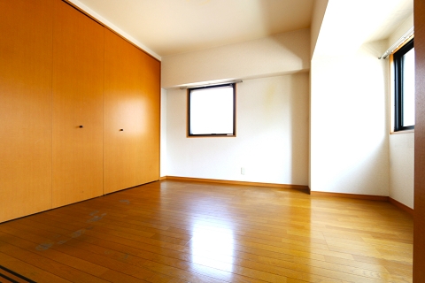 大きな収納の付いた洋室です