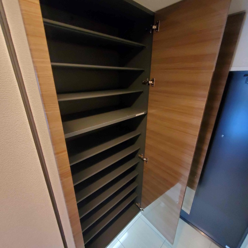 高さ調整ができるシューズボックスです♪