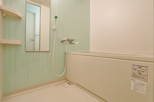 ゆっくりくつろげる浴室です