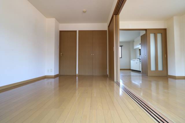 家具の配置に困らないリビングですね